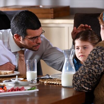 Kemal (Can Verel) y Masal (Cansın Mina Gür) desayunan en 'El compromiso'