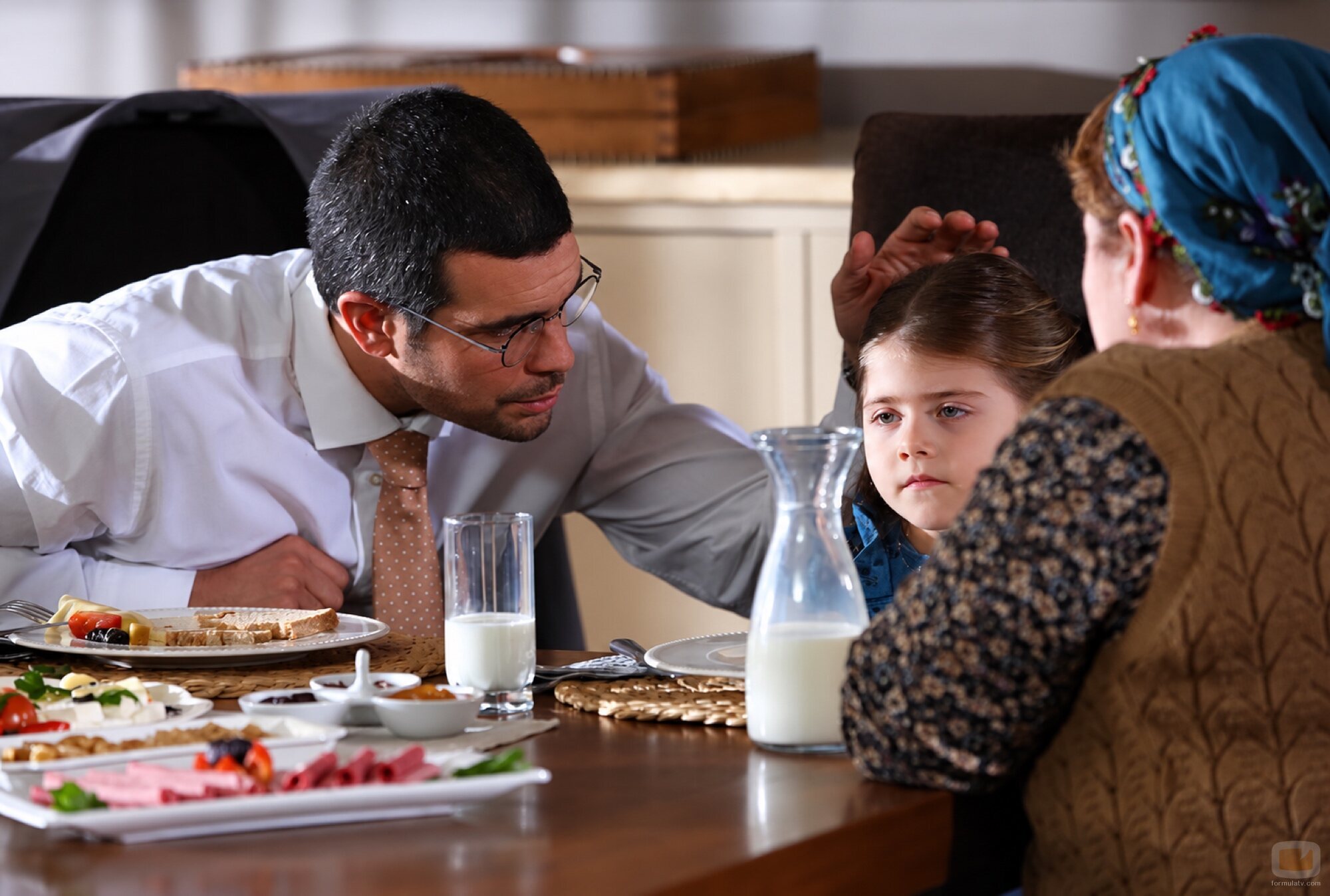 Kemal (Can Verel) y Masal (Cansın Mina Gür) desayunan en 'El compromiso'