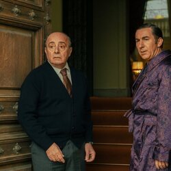 Enric Benavent y Antonio de la Torre en 1x03 titulado 'Derivas del Mediterráneo' de 'Grande de España'