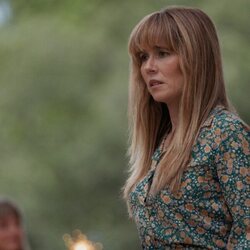 Linda Cardellini en el 1x01 de 'Crystal Lake'