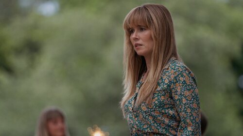 Linda Cardellini en el 1x01 de 'Crystal Lake'