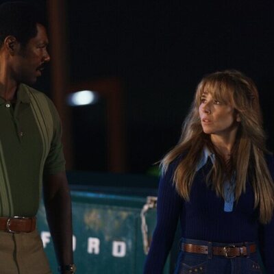 Linda Cardellini y William Catlett en 1x02 titulado 'Parte 2' de 'Crystal Lake'