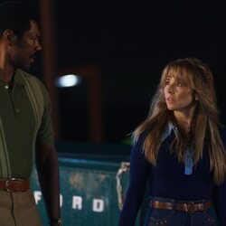 Linda Cardellini y William Catlett en 1x02 titulado 'Parte 2' de 'Crystal Lake'