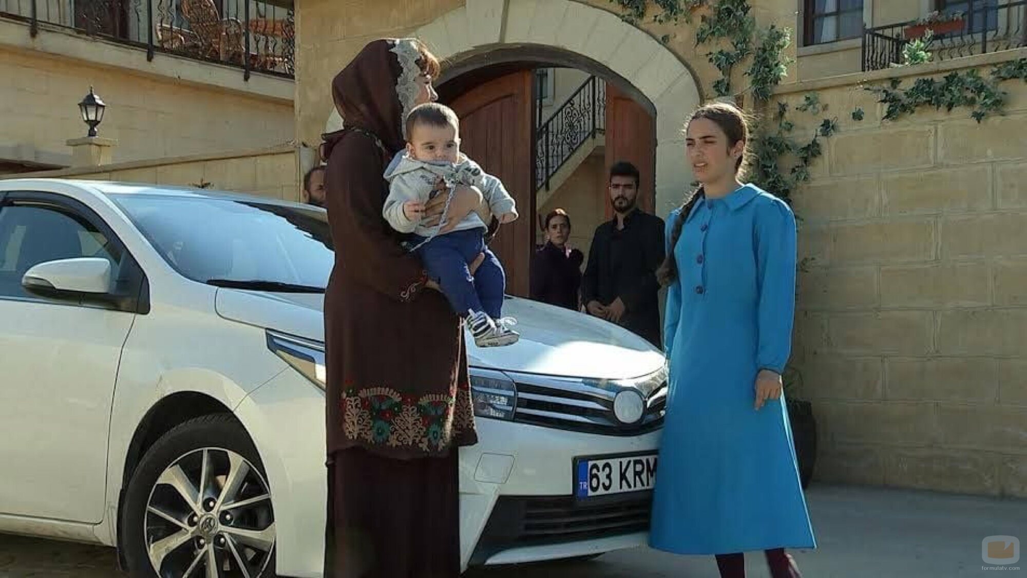 Un coche en el patio de la casa en 'Esposa joven'