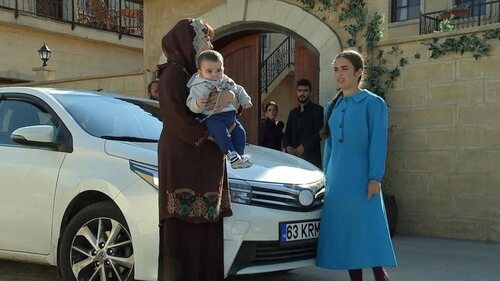 Un coche en el patio de la casa en 'Esposa joven'