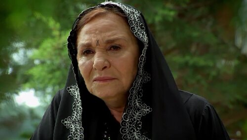 Una mujer mayor en el jardín en 'Esposa joven'