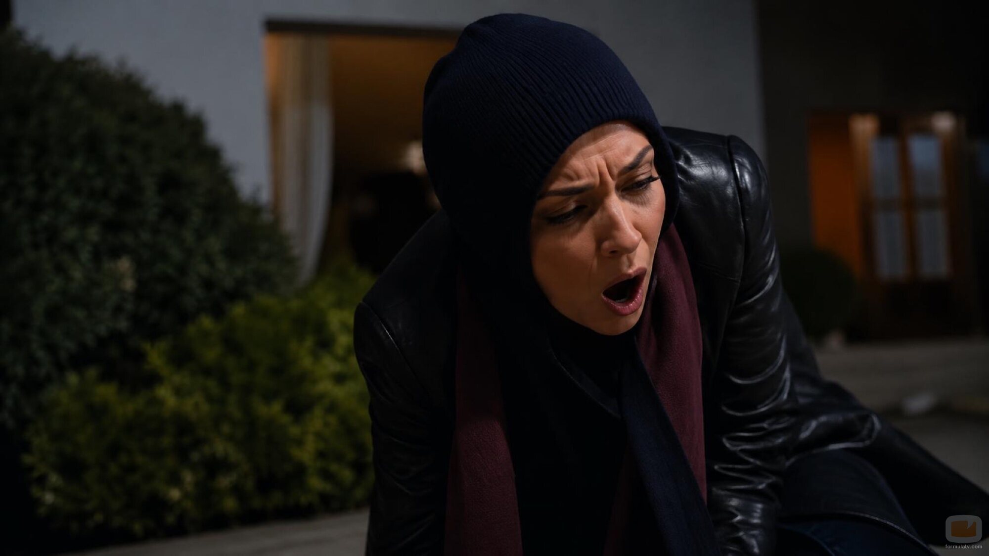 Arzu Yanardağ, de noche en 'Esposa joven'