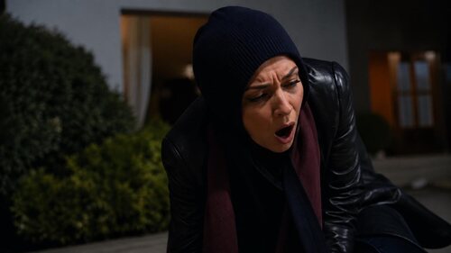 Arzu Yanardağ, de noche en 'Esposa joven'