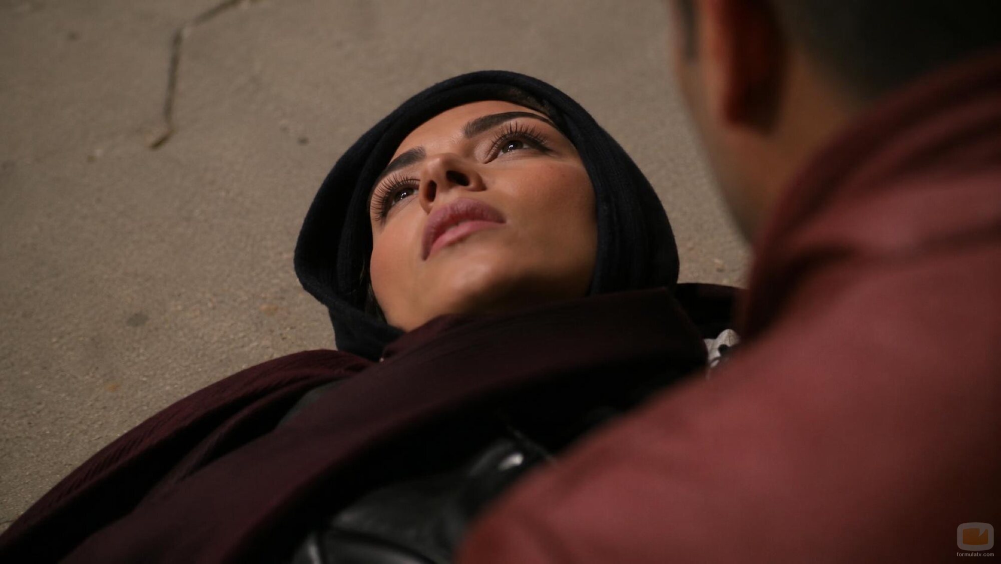 Arzu Yanardağ, tendida en el suelo en 'Esposa joven'