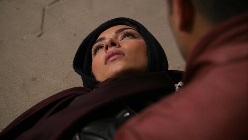 Arzu Yanardağ, tendida en el suelo en 'Esposa joven'