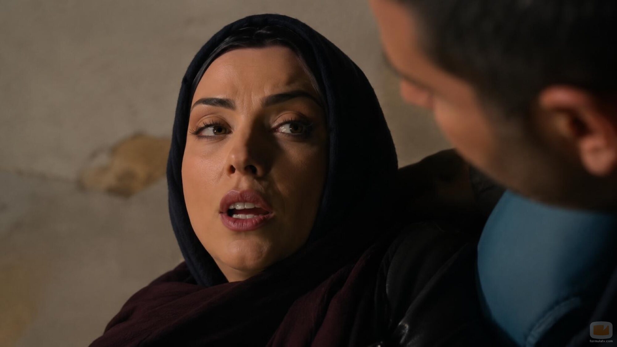 Bahar (Arzu Yanardağ) habla desde el suelo en 'Esposa joven'