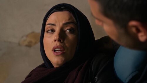 Bahar (Arzu Yanardağ) habla desde el suelo en 'Esposa joven'