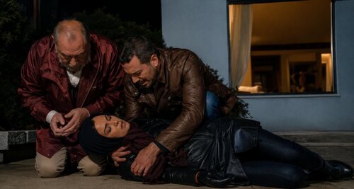 Arzu Yanardağ y Arda Esen, en una escena nocturna de 'Esposa joven'