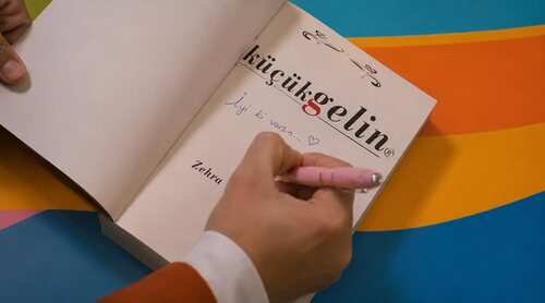 Zehra firma su libro en 'Esposa joven'