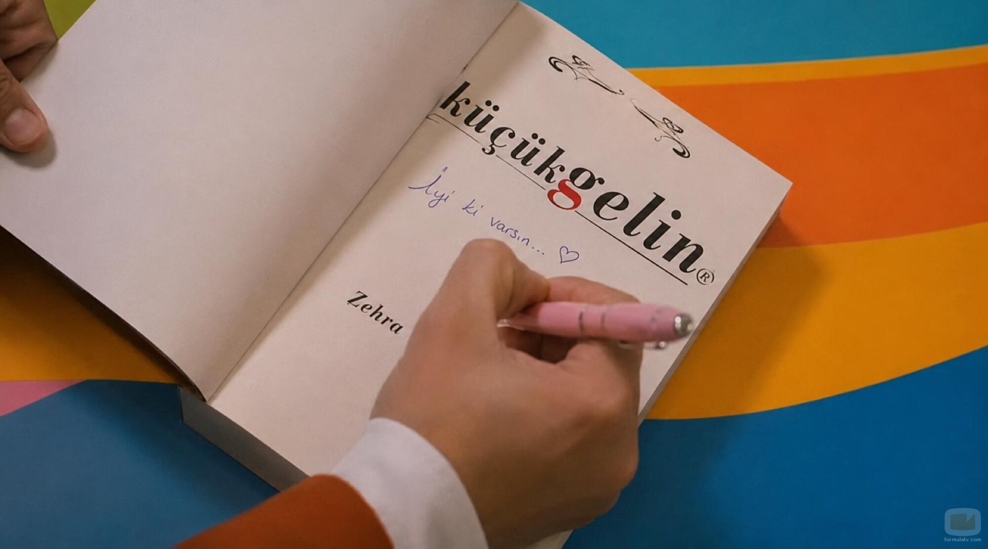 Zehra firma su libro en 'Esposa joven'
