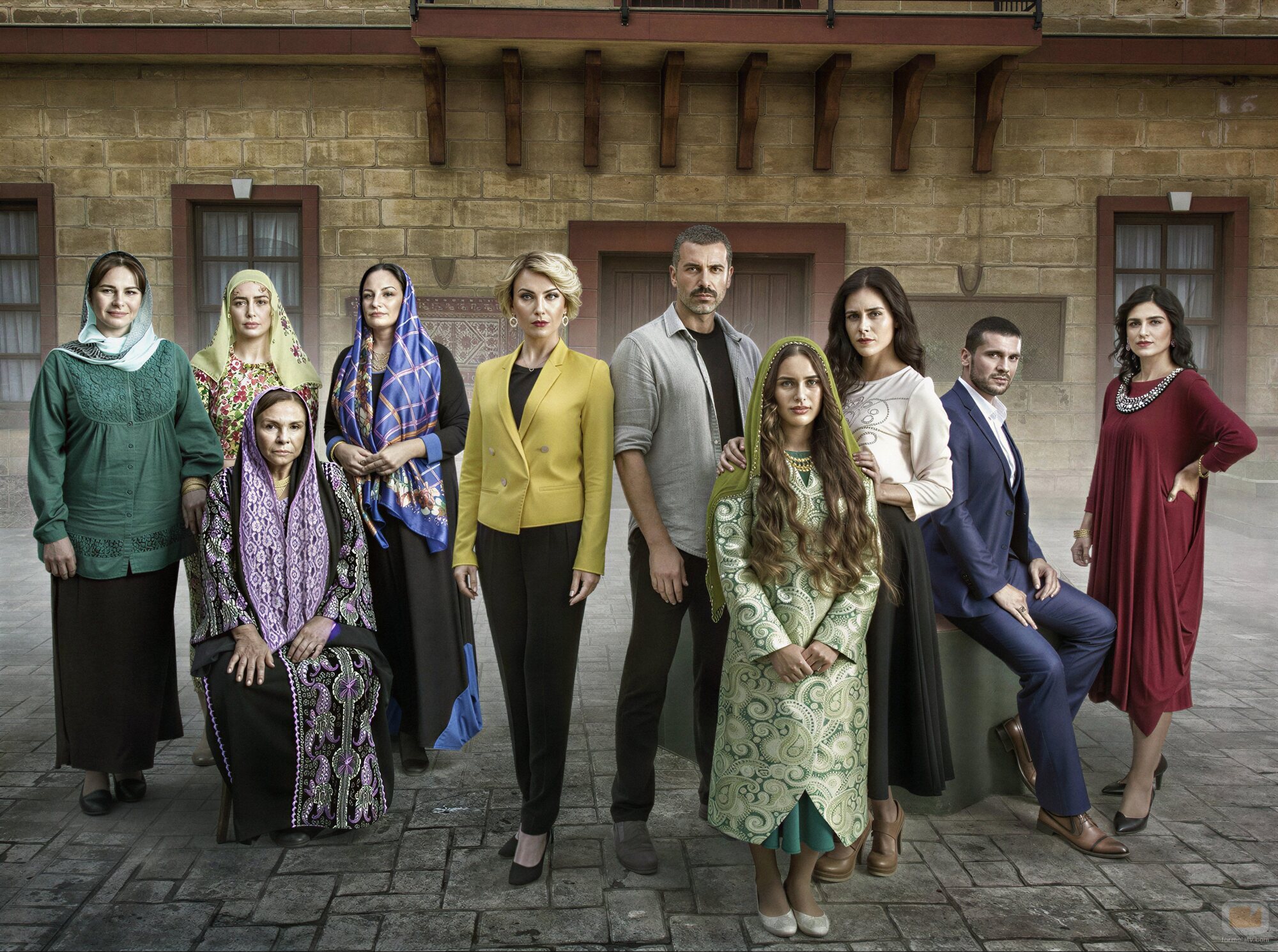 Foto de familia del reparto de 'Esposa joven'