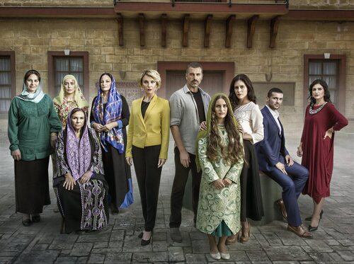 Foto de familia del reparto de 'Esposa joven'