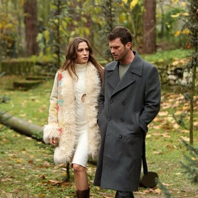 Aslan (Kıvanç Tatlıtuğ) y Devin (Serenay Sarıkaya) pasean por el jardín en 'Familia'