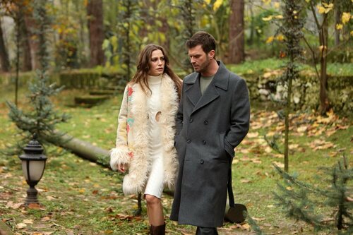 Aslan (Kıvanç Tatlıtuğ) y Devin (Serenay Sarıkaya) pasean por el jardín en 'Familia'