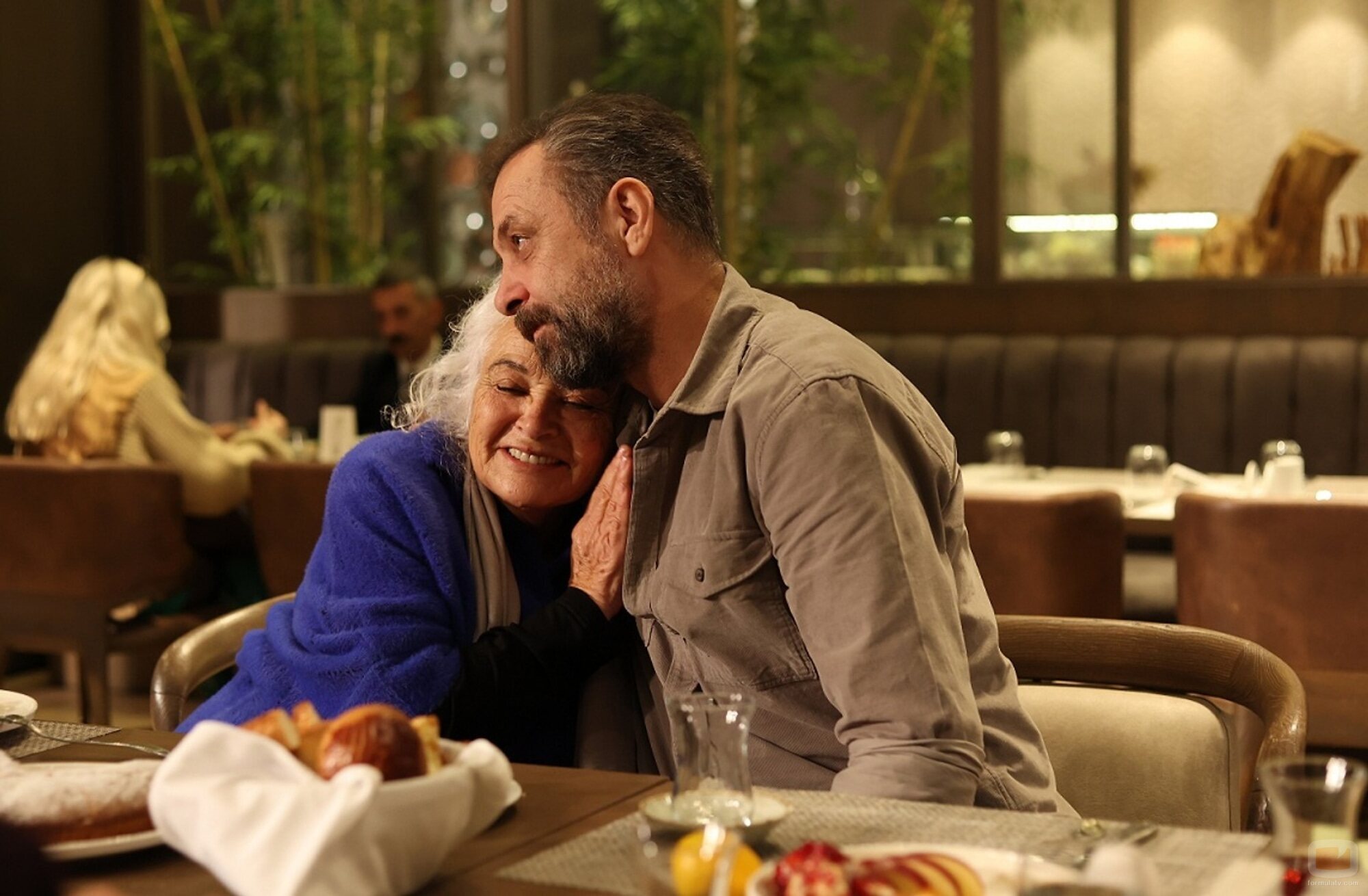 Un abrazo en el restaurante en 'Familia'