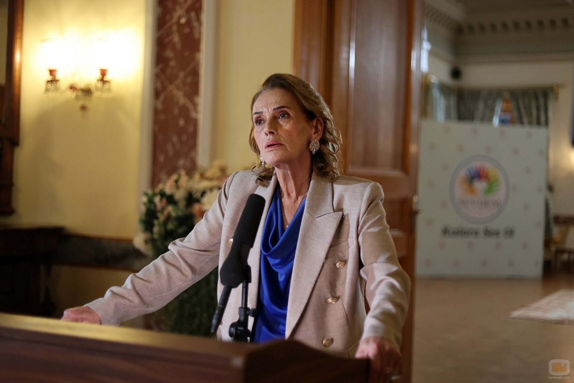 Un discurso en el atril en 'Familia'