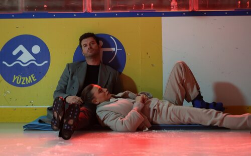 Aslan y Devin descansan en el polideportivo en 'Familia'