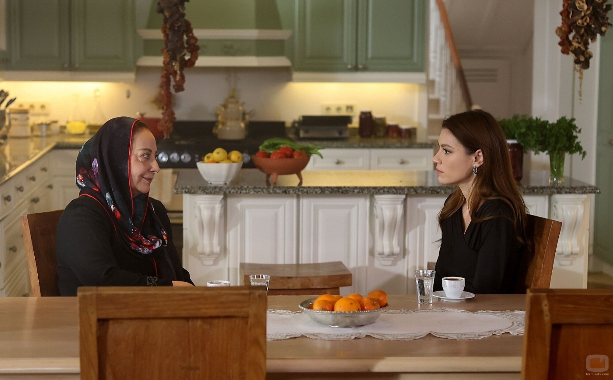 Una conversación en la cocina en 'Familia'