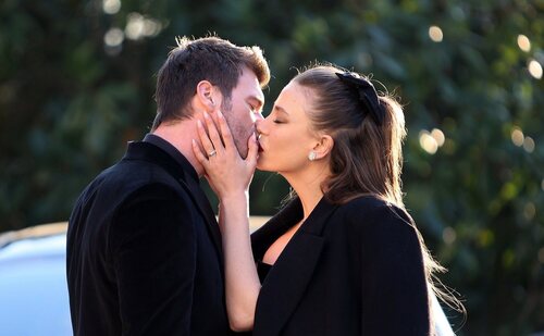 El beso de Aslan y Devin en 'Familia'