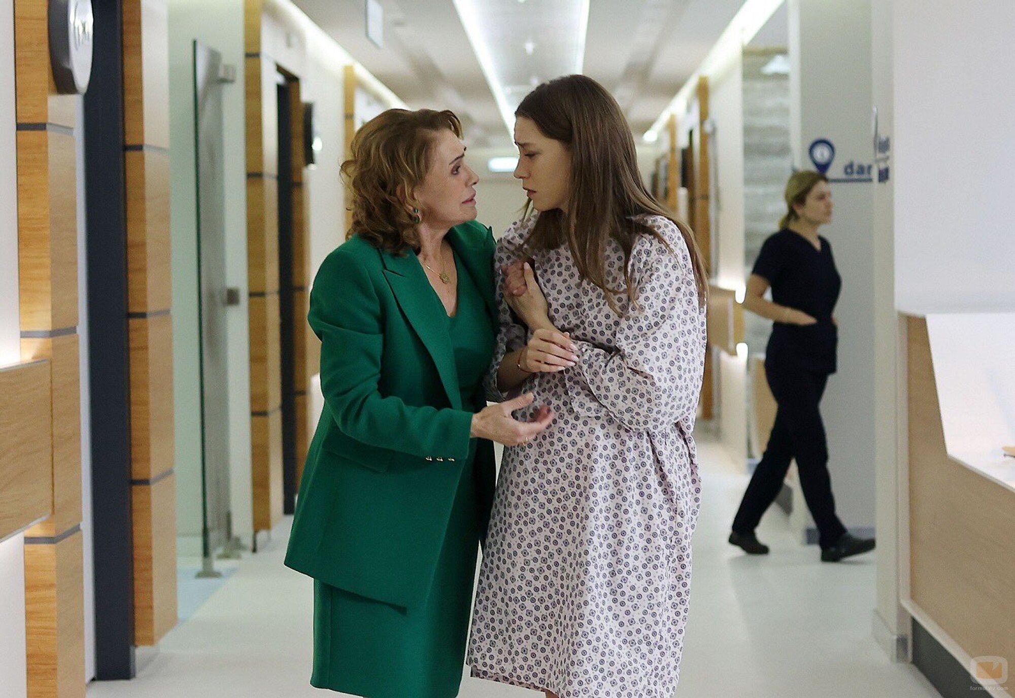 Una paciente, por el pasillo del hospital en 'Familia'
