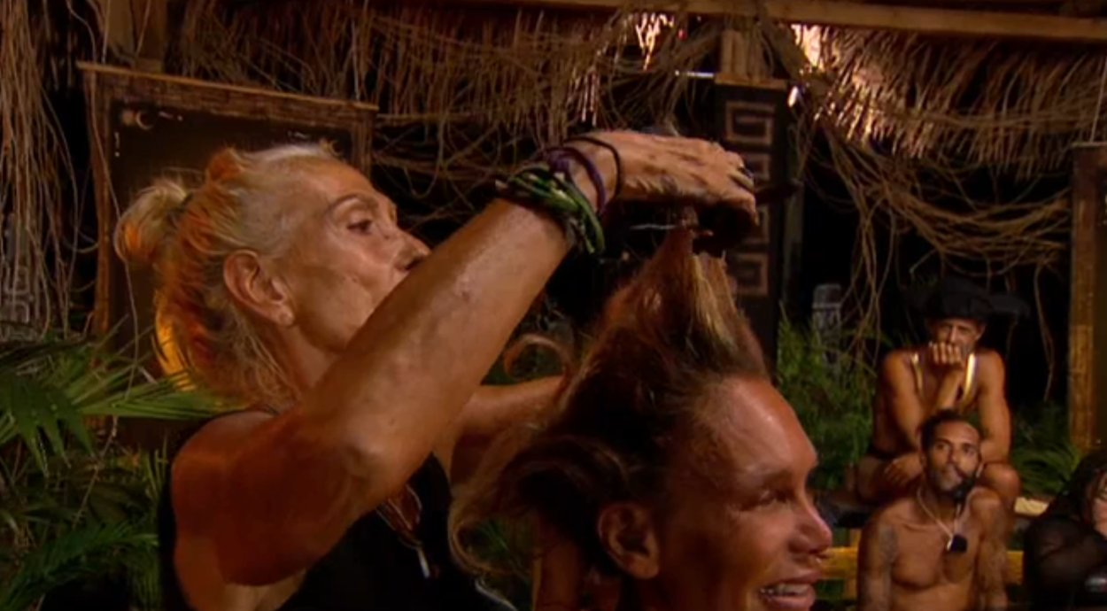 Rosa Benito le corta el pelo a Yola Berrocal en 'Supervivientes All Stars'