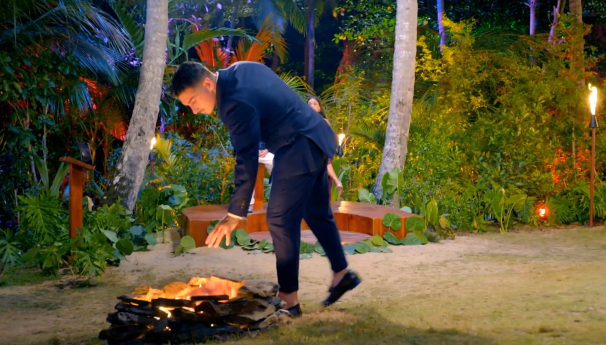 Miguel quema el pijama de Mara en 'La isla de las tentaciones 11'