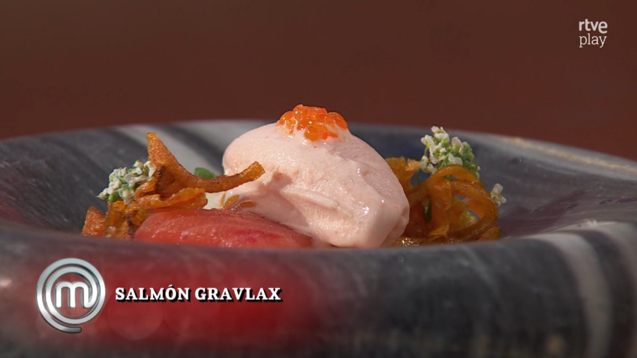 El plato de salmón de Juan Betancourt en 'MasterChef Celebrity Legends'