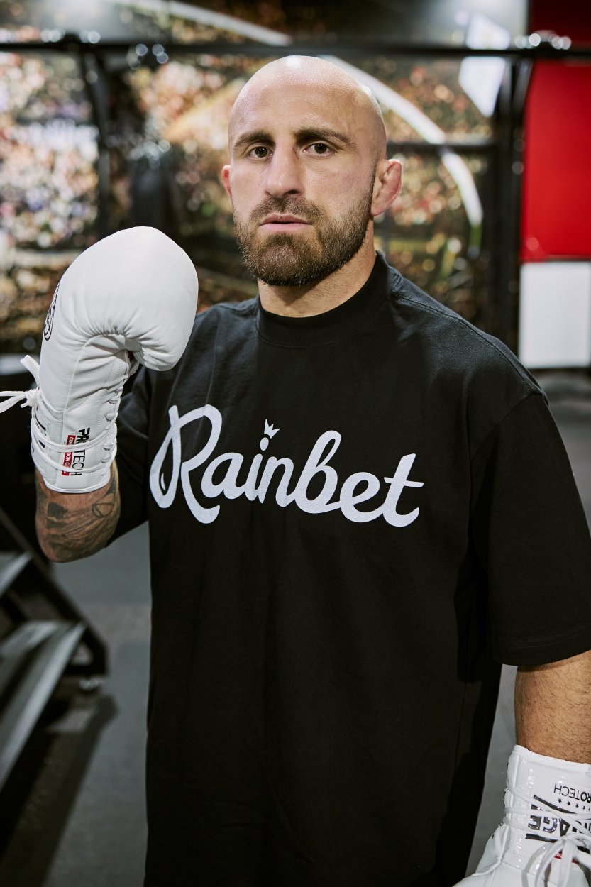 Alexander Volkanovski, con la camiseta de Rainbet y guantes de boxeo
