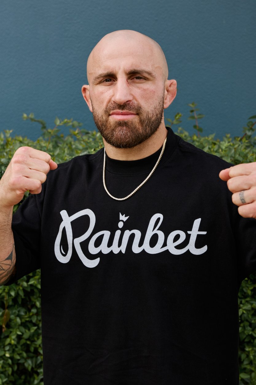 Alexander Volkanovski posa con la camiseta de Rainbet