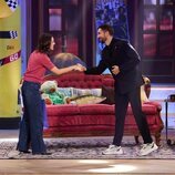 Irene Montero saluda a David Broncano en 'La revuelta'