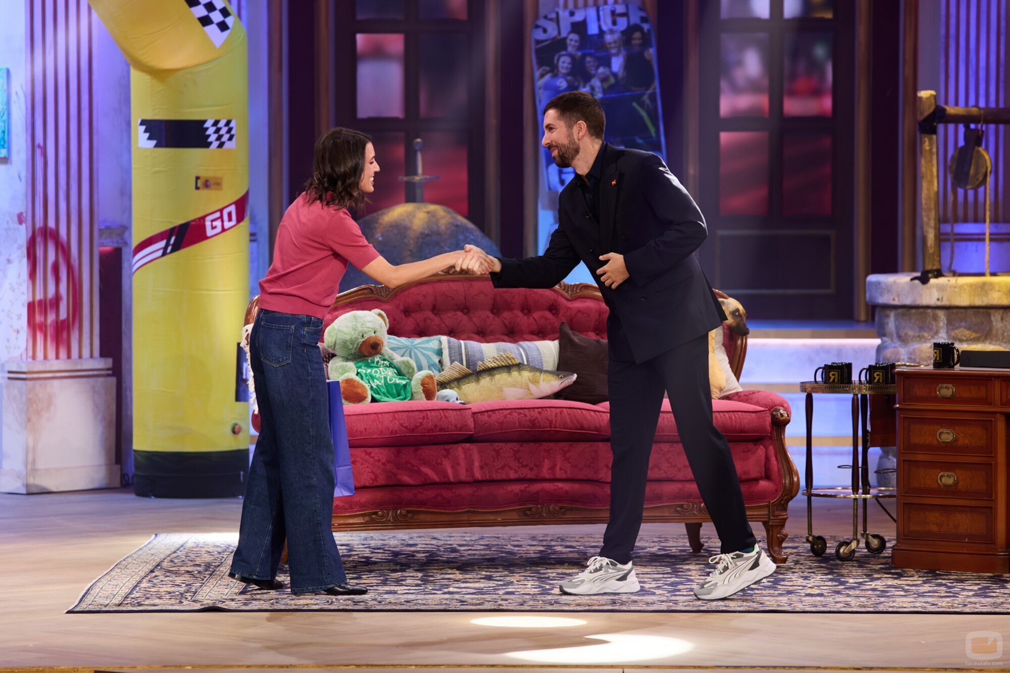 Irene Montero saluda a David Broncano en 'La revuelta'