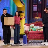 Gabriel Rufián llega con una caja a 'La revuelta'