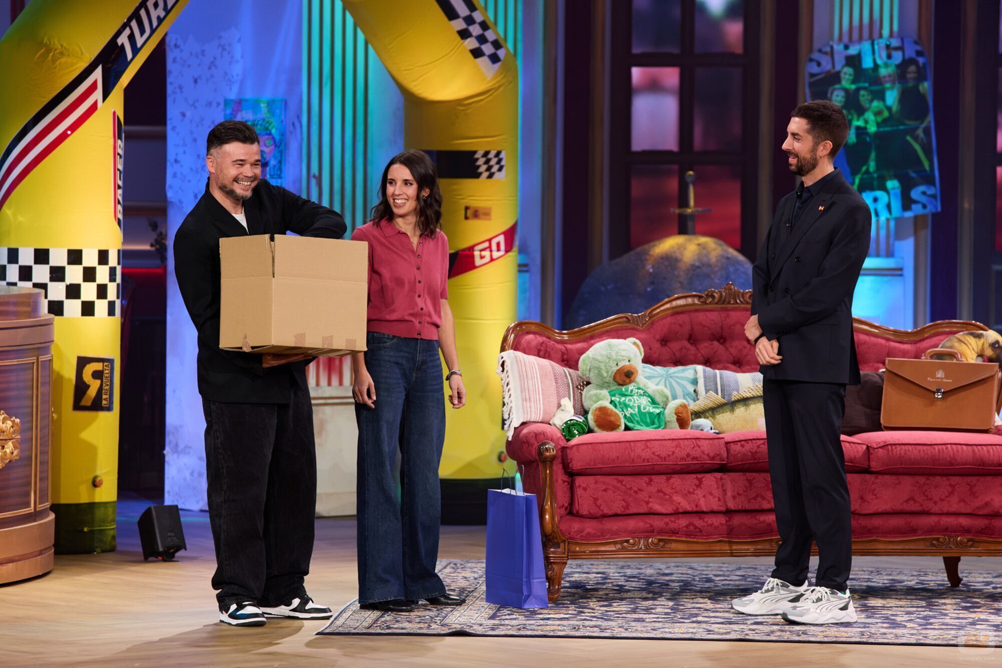 Gabriel Rufián llega con una caja a 'La revuelta'