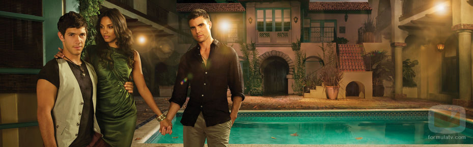 Colin Egglesfield y Jessica Lucas en su serie