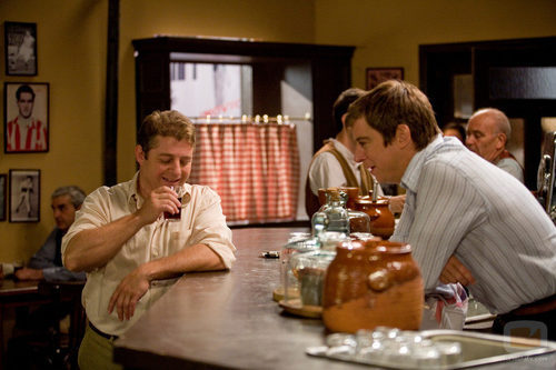 Marcelino en el bar en 'Amar en tiempos revueltos'