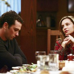 Matthew Rhys y Calista Flockhart en 'Cinco hermanos'