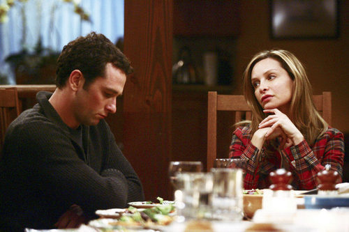 Matthew Rhys y Calista Flockhart en 'Cinco hermanos'