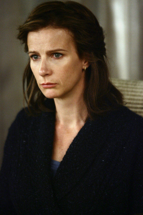 Rachel Griffiths pensativa en 'Cinco hermanos'