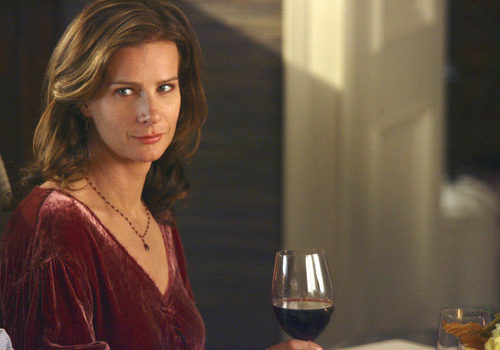 Rachel Griffiths con un vaso de vino en 'Cinco hermanos'