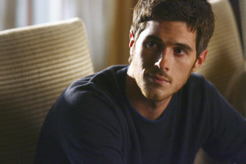 Dave Annable pensativo en 'Cinco hermanos'
