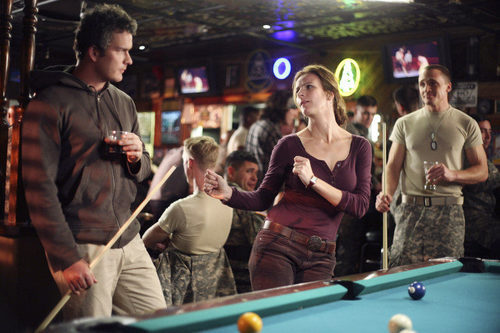 Sarah y Tommy Walker juegan al billar en 'Cinco hermanos'