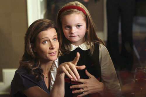 Maxxwell Perry Cotton y Rachel Griffiths en 'Cinco Hermanos'