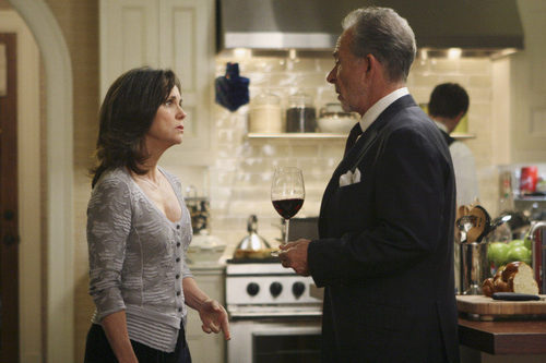 Ron Rifkin habla con Sally Field en 'Cinco hermanos'