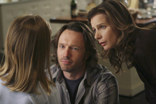 John Pyper-Ferguson y Rachel Griffiths con su hija en 'Cinco hermanos'