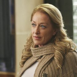 Patricia Wettig es Holly Harper en la serie 'Cinco hermanos'